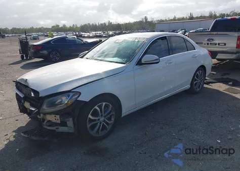 2016 Mercedes-Benz C 300 z USA, uszkodzony, nr VIN 55SWF4JB0GU119144